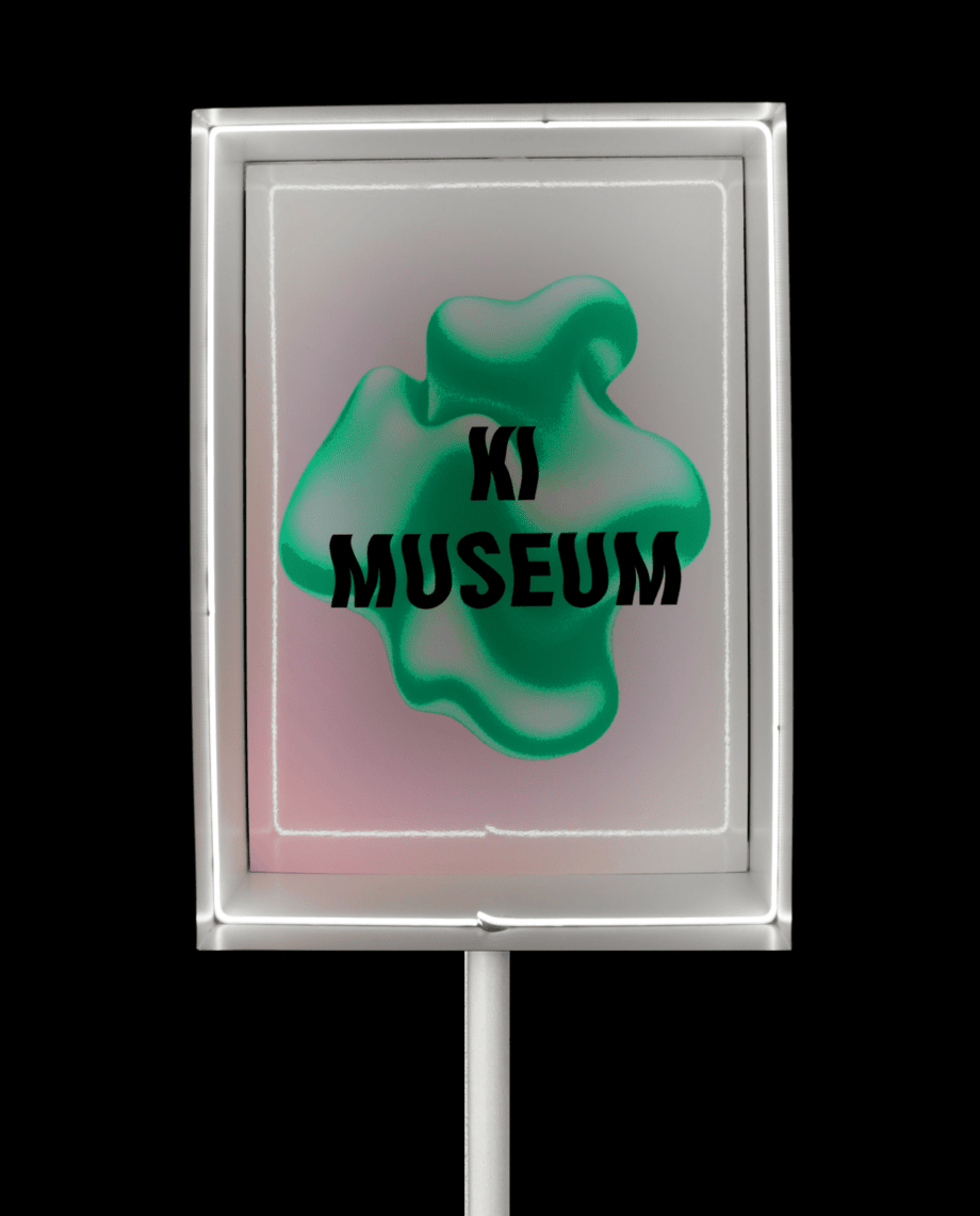 Leuchtkasten mit dem Schriftzug KI Museum